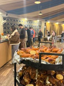 un mucchio di pasticcini su un vassoio in un ristorante di Sunrise Luxury Camp a Wadi Rum