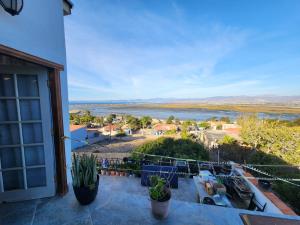 een balkon met uitzicht op een waterpartij bij Casa Cantú A y D in Coronel Esteban Cantú
