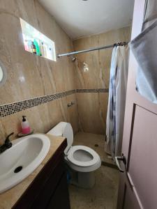 een kleine badkamer met toilet en wastafel bij Casa Cantú A y D in Coronel Esteban Cantú