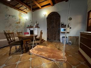 ein Zimmer mit einem Tisch und einer Schaukel in einem Zimmer in der Unterkunft AgroStudio in Wieża