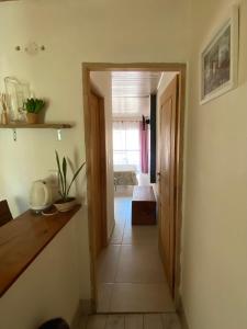 einen Flur, der zu einer Küche mit offener Tür führt in der Unterkunft La brisa in San Antonio de Areco