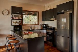 Køkken eller tekøkken på Sharpe's Ridge Retreat + 31 billeder