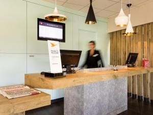Lobbyen eller receptionen på ibis Carcassonne Est la Cité + 91 billeder