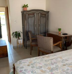 Schlafzimmer mit einem Bett, einem Schreibtisch und einer Kommode in der Unterkunft La brisa in San Antonio de Areco