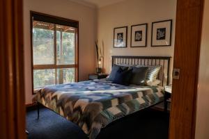 En eller flere senge i et værelse på Sharpe's Ridge Retreat