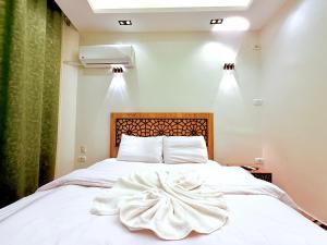 Ένα ή περισσότερα κρεβάτια σε δωμάτιο στο Noya Pyramids INN