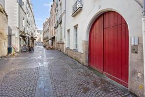 een steegje met rode deuren op een gebouw bij cœur du Bouffay in Nantes