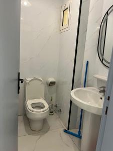 Koupelna v ubytování شاليه أمفالي شاليه ارضي بدون مسبح للعائلات فقط + 6 fotografií