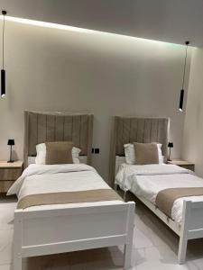 Postel nebo postele na pokoji v ubytování شاليه أمفالي شاليه ارضي بدون مسبح للعائلات فقط