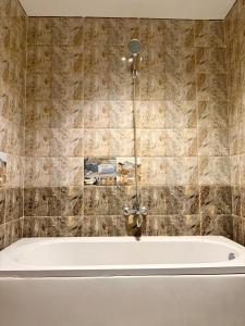 Ένα μπάνιο στο Noya Pyramids INN