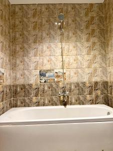 Ένα μπάνιο στο Noya Pyramids INN