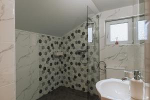 Phòng tắm tại Riverside Bușteni +43 ảnh