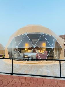 una casa a cupola con soggiorno di Sunrise Luxury Camp a Wadi Rum