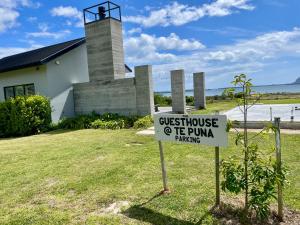 een bord voor een kerk met een vuurtoren bij Guesthouse @ Te Puna in Tauranga