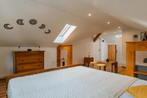 Giường trong phòng chung tại Riverside Bușteni