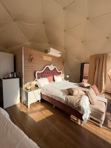 una camera da letto con un letto grande in una tenda di Sunrise Luxury Camp a Wadi Rum