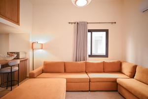 Posezení v ubytování Sands Guesthouse Studio G03 With Sofa Bed- Batroun