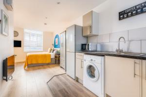 Køkken eller tekøkken på Contemporary Modern Studio + 6 billeder