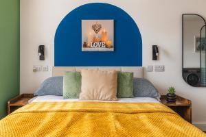 En eller flere senge i et værelse på Contemporary Modern Studio