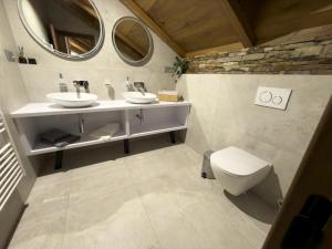 ein Badezimmer mit zwei Waschbecken und einer Toilette in der Unterkunft Vila Vento in Veľký Slavkov + 61 Fotos