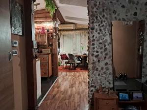 eine Küche mit einem Esszimmer mit einem Tisch in der Unterkunft VIRY room in Ljubljana