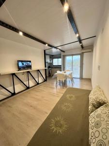a living room with a couch and a table at Moderno DEPARTAMENTO temporal SAN JORGE in San Jorge