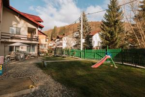 Cảnh núi rừng hoặc tầm nhìn ra núi từ căn hộ