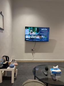 استديو بطابع هادي في الخبر: غرفة مع تلفزيون على جدار مع طاولة