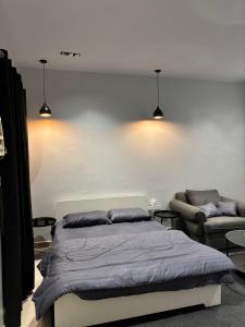 استديو بطابع هادي في الخبر: غرفة نوم بسرير واريكة واضاءين +4 صور