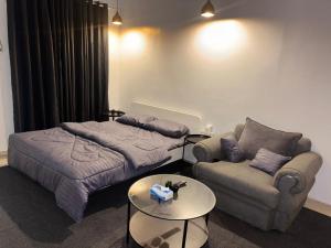 استديو بطابع هادي في الخبر: غرفة نوم بها سرير وأريكة وطاولة