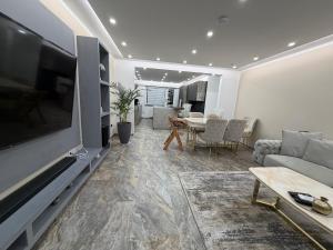 Et tv og/eller underholdning på Wellness with Jacuzzi and Sauna Near to Cologne Koeln private