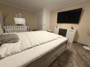 En eller flere senge i et værelse på Wellness with Jacuzzi and Sauna Near to Cologne Koeln private