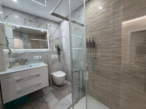 Et badeværelse på Wellness with Jacuzzi and Sauna Near to Cologne Koeln private + 23 billeder