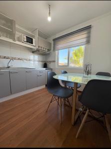 a kitchen with a table and chairs in a room at Departamento Luciana in Coquimbo