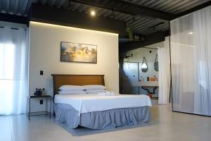 a bedroom with a large bed with white sheets and pillows at Casa Rústica - Próx à Praia in Saquarema +52 photos