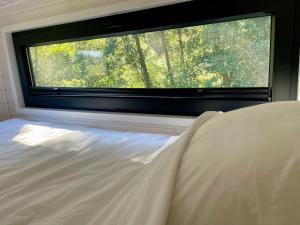 En eller flere senge i et værelse på Tiny Silent House