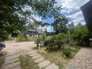 een huis met een hek voor een tuin bij Casa Teson in Punta del Este
