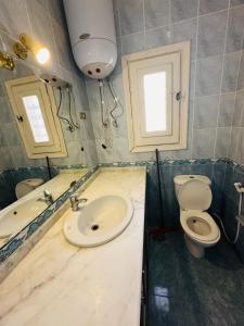 ein Badezimmer mit Waschbecken und Toilette in der Unterkunft شاليه للايجار غرفتين مارينا 7 in El-Alamein + 1 Foto