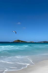 ein Vogel, der am Strand über dem Wasser fliegt in der Unterkunft Suíte aconchegante a 3 min da Praia do Pontal! (3) in Arraial do Cabo