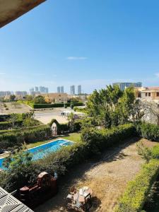 Blick auf den Pool von einem Gebäude aus in der Unterkunft شاليه للايجار غرفتين مارينا 7 in El-Alamein