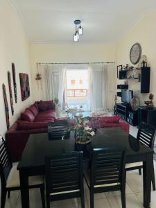 ein Wohnzimmer mit einem Tisch und einem Sofa in der Unterkunft شاليه للايجار غرفتين مارينا 7 in El-Alamein