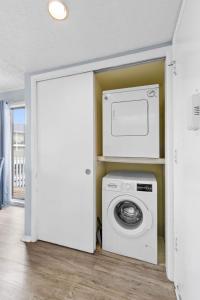 una lavanderia con lavatrice e asciugatrice di Hello Sunshine at Sandpiper Cove a Destin Altre 44 foto