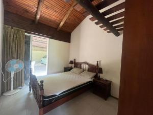 een slaapkamer met een bed en een groot raam bij Casa Teson in Punta del Este