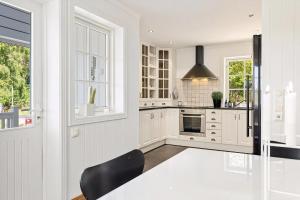 Køkken eller tekøkken på Beach House With Multiple Terraces In Holmsbu