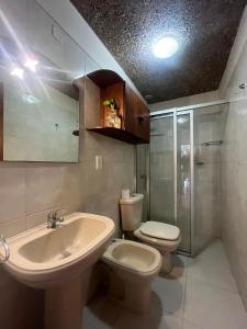 een badkamer met een wastafel, een toilet en een douche bij Casa Teson in Punta del Este +28 foto's
