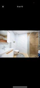 ein weißes Badezimmer mit Toilette und Waschbecken in der Unterkunft Nonewisen Esch in Esch-sur-Alzette