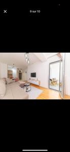 ein Wohnzimmer mit Sofa und Tisch in der Unterkunft Nonewisen Esch in Esch-sur-Alzette