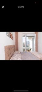 ein Bild eines Schlafzimmers mit einem Bett und einem Fenster in der Unterkunft Nonewisen Esch in Esch-sur-Alzette