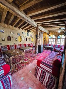 um quarto com sofás e uma mesa num edifício em Riad Soleil du Monde em Zagora