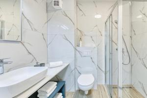 ein Badezimmer mit Waschbecken, Toilette und Dusche in der Unterkunft Apartment Hica - Cupra in Dubrovnik